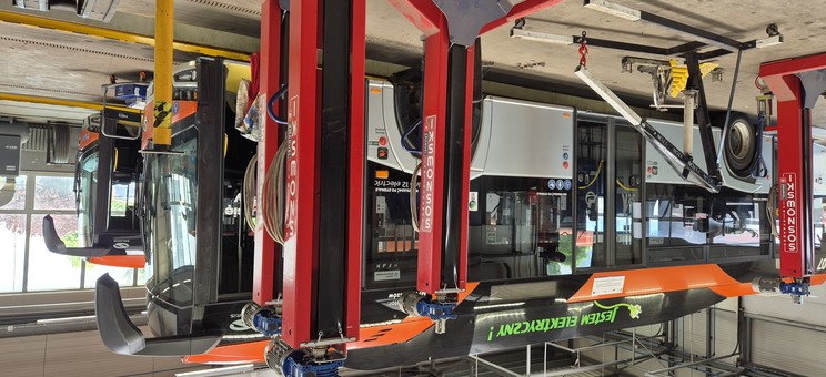 Hala napraw autobusów elektrycznych. Autobus elektryczny Solaris