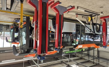 Hala napraw autobusów elektrycznych. Autobus elektryczny Solaris